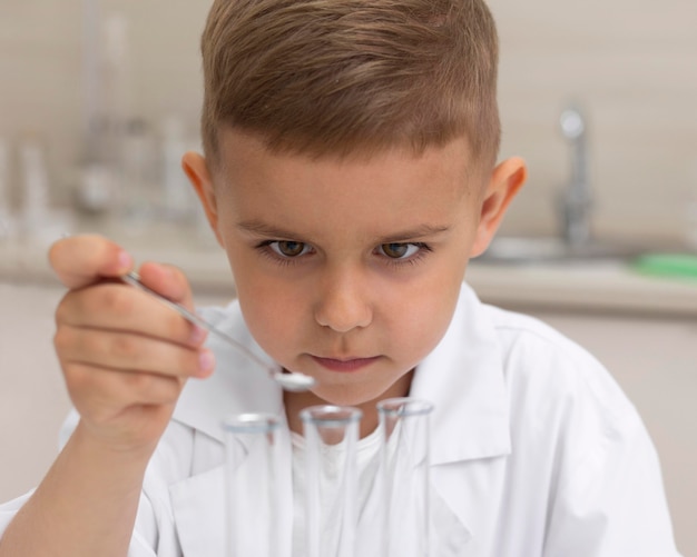 Niño haciendo un experimento científico en la escuela.