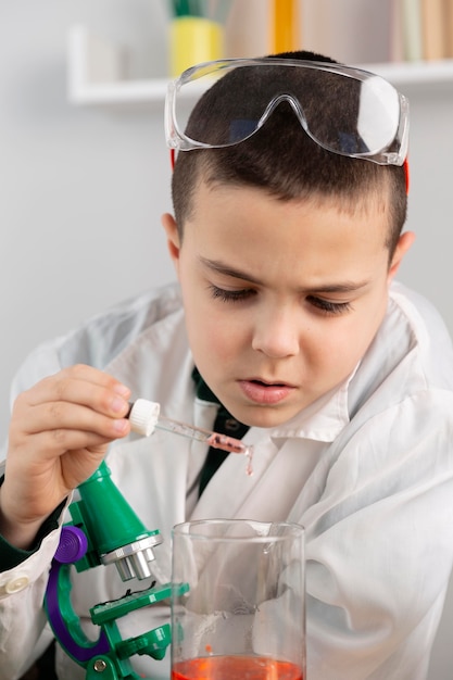 Niño haciendo experimentos en laboratorio.