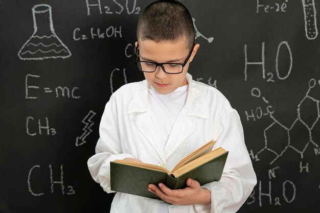 Niño haciendo experimentos en laboratorio.