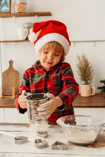 Niño haciendo una galleta de Navidad