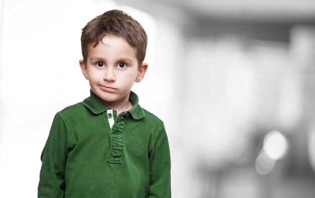 Niño haciendo una mueca con la boca