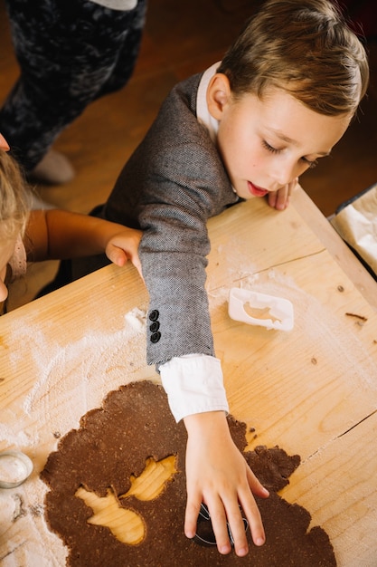 Niño haciendo pan de jengibre