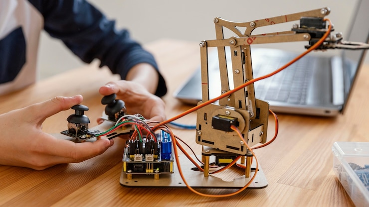 Foto gratuito niño haciendo un robot de cerca