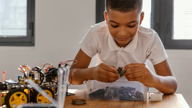 Niño haciendo robot