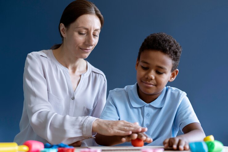 Foto gratuito niño haciendo una sesión de terapia ocupacional con un psicólogo