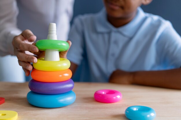 Niño haciendo una sesión de terapia ocupacional