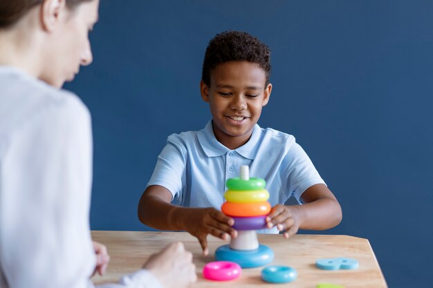 Niño haciendo una sesión de terapia ocupacional