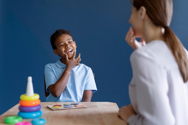 Foto gratuita niño haciendo una sesión de terapia ocupacional