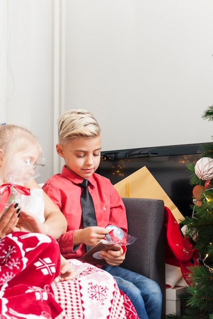 Niño y hermana en navidad