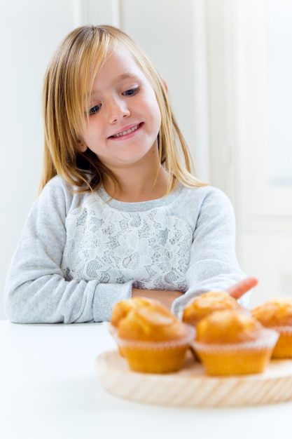 Niño hermoso que desayuna en el país.