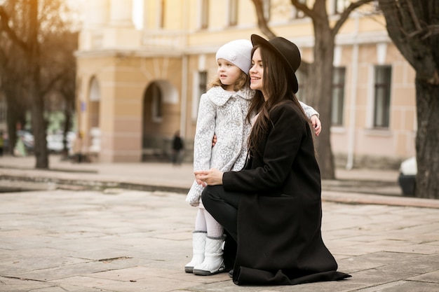 Foto gratuita niño hija de la familia juntos niña