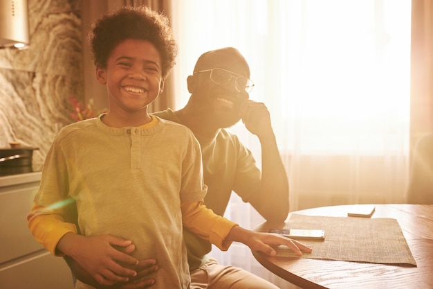 Foto gratuita niño y hombre sonriente de tiro medio en casa