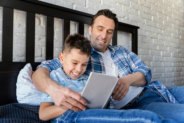 Niño y hombre sonriente de tiro medio