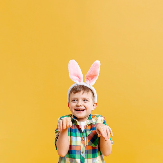 Niño imitando conejo