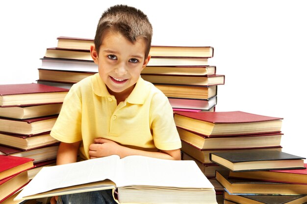 Niño inteligente terminando un libro