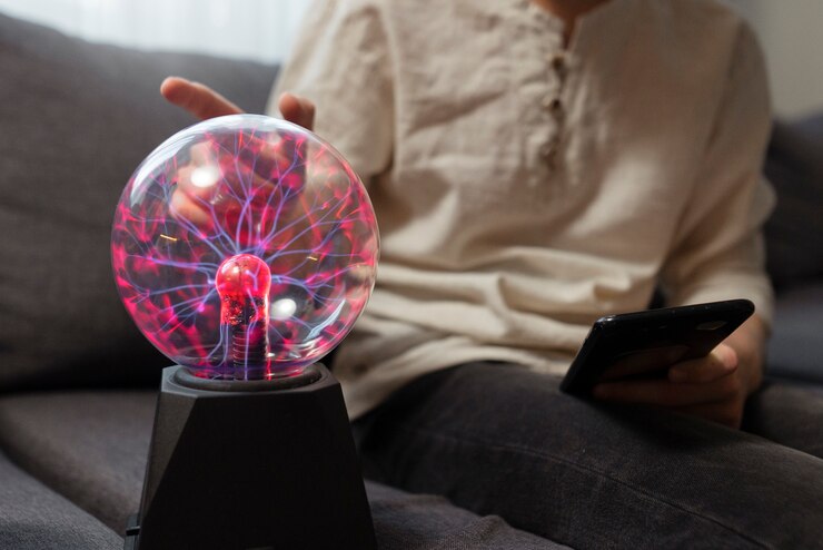 Foto gratuito niño interactuando con una bola de plasma.