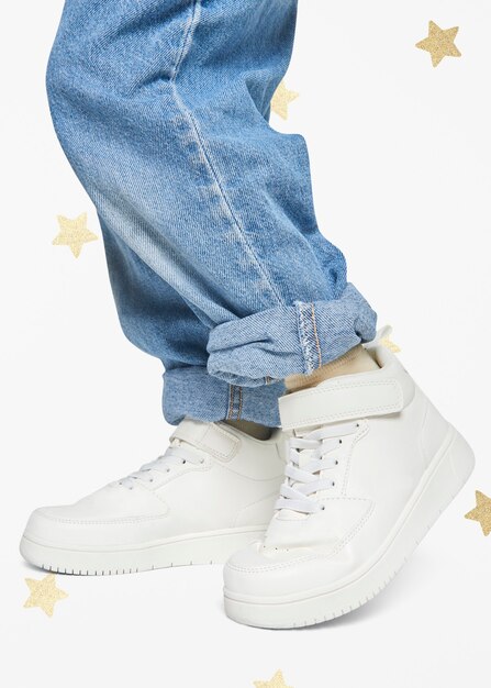 Niño con jeans zapatillas blancas