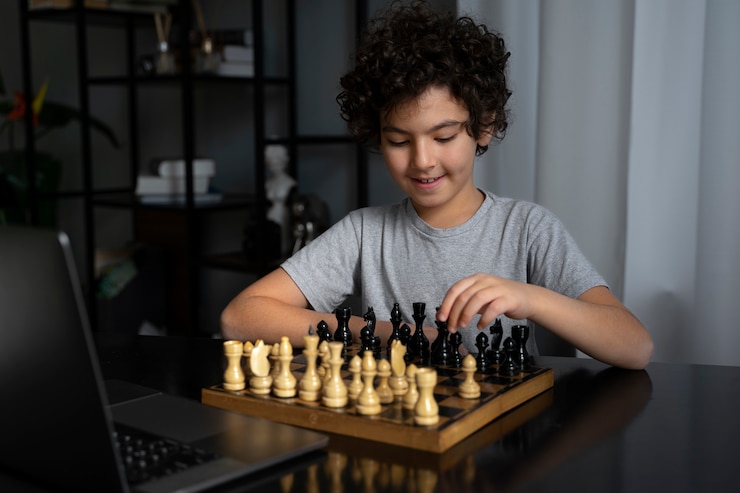 Foto gratuito niño joven, juego, ajedrez
