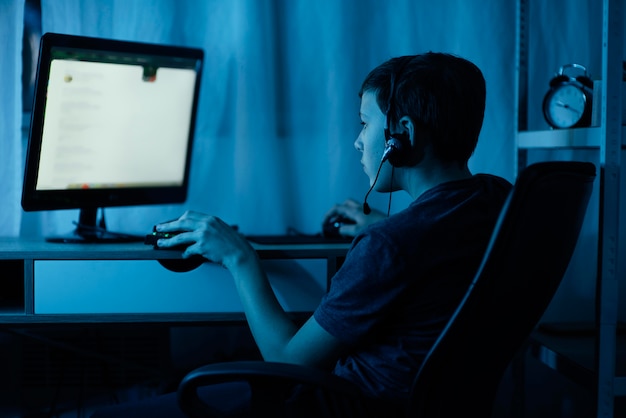 Niño joven, juego, en, computadora