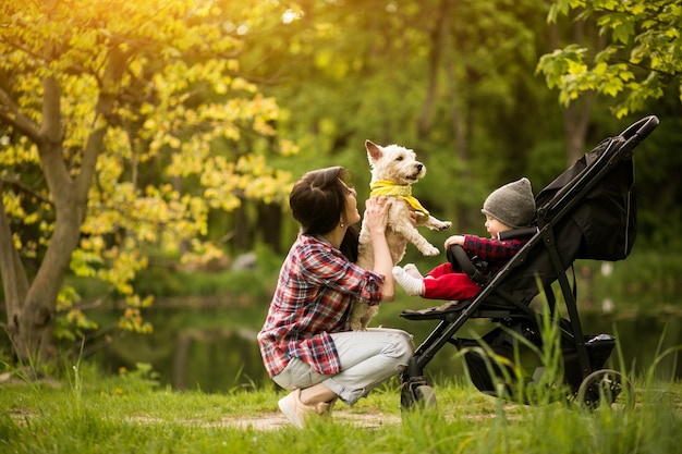 Niño, joven, mujer, caminar, feliz