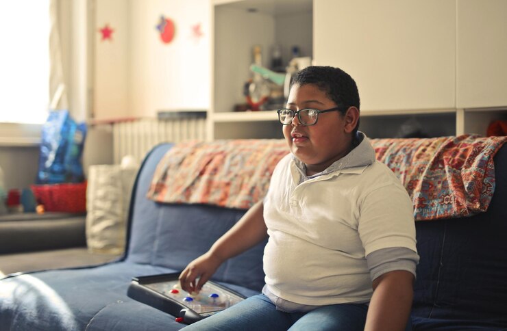 niño joven, sentado, en, un, sofá