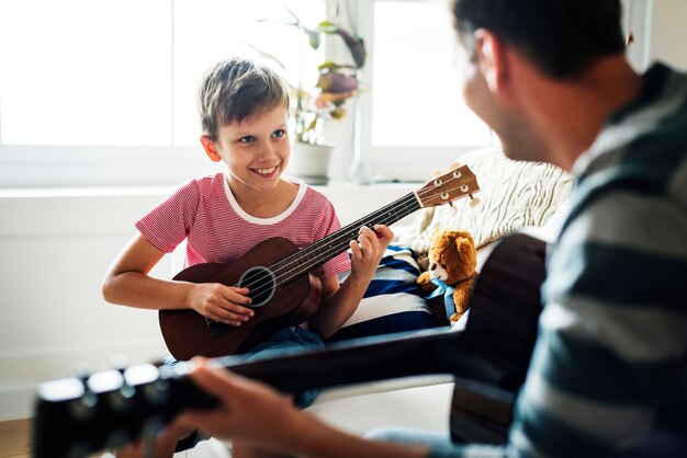 Niño joven, tocar la guitarra