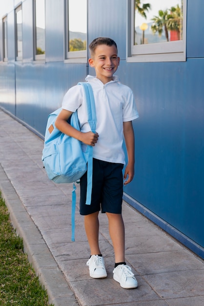 niño joven, volver a la escuela