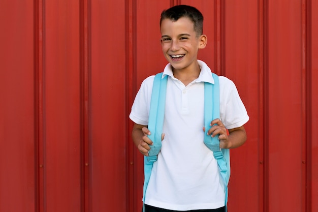 Foto gratuita niño joven, volver a la escuela