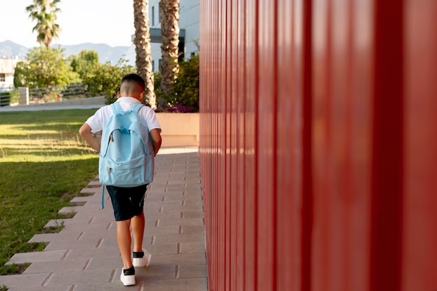 Niño joven, volver a la escuela