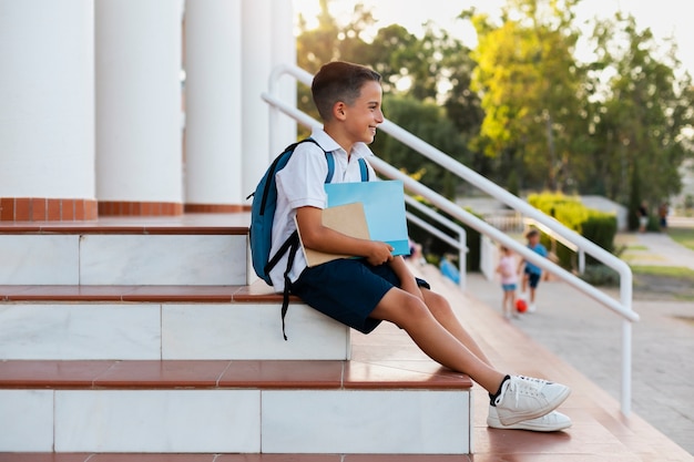 niño joven, volver a la escuela