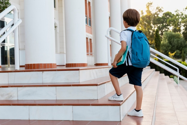 niño joven, volver a la escuela