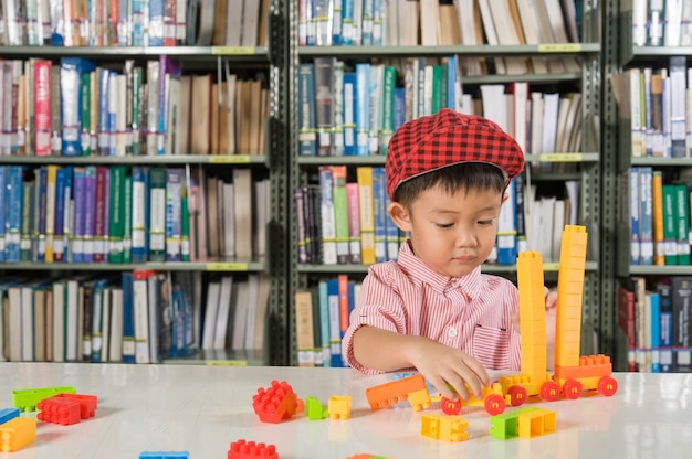 Niño, juego, plástico, bloques, biblioteca, habitación, escuela