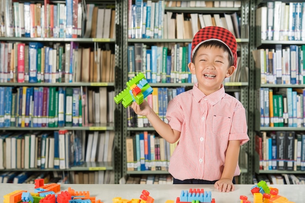 Niño, juego, plástico, bloques, biblioteca, habitación, escuela