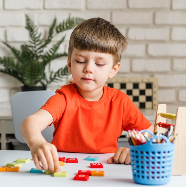 Niño jugando adentro