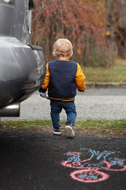 Foto gratuita niño jugando al aire libre en el parque