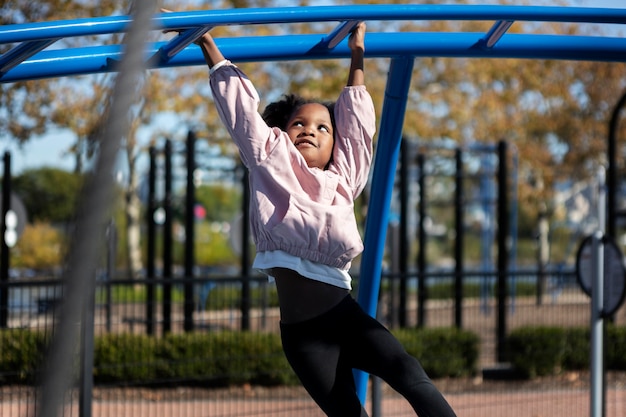 Foto gratuita niño jugando al aire libre en el parque