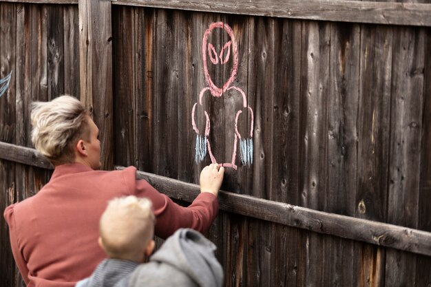 Niño jugando al aire libre con su mamá