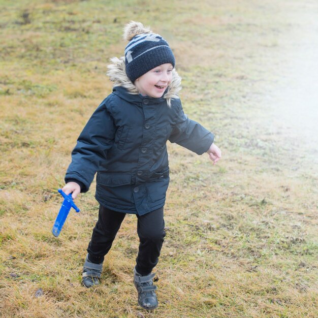 Niño jugando al aire libre