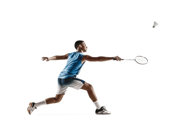 Niño jugando al bádminton aislado sobre fondo blanco.