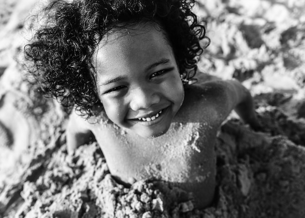 Un niño jugando en la arena