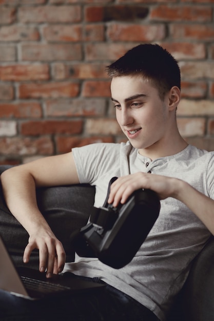 Niño jugando con auriculares VR en casa