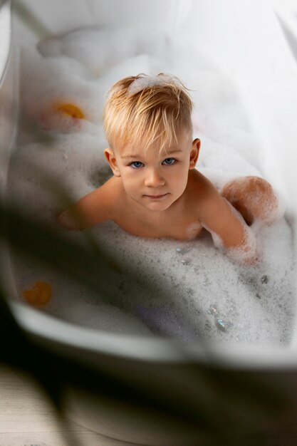 Niño jugando en la bañera de alto ángulo