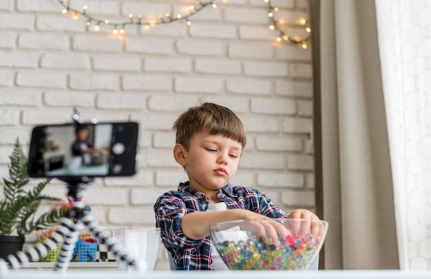 Foto gratuita niño jugando con bolas de hidrogel