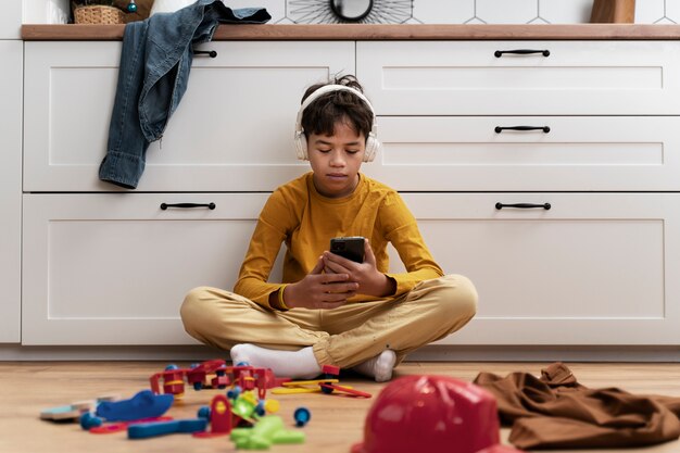 Niño jugando en casa sucia