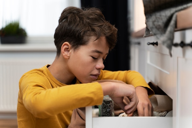 Niño jugando en casa sucia