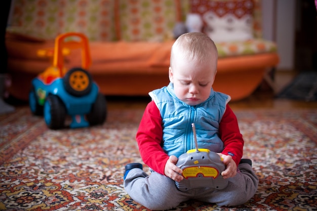 Niño jugando en casa