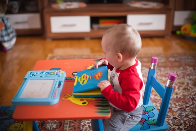 Niño jugando en casa