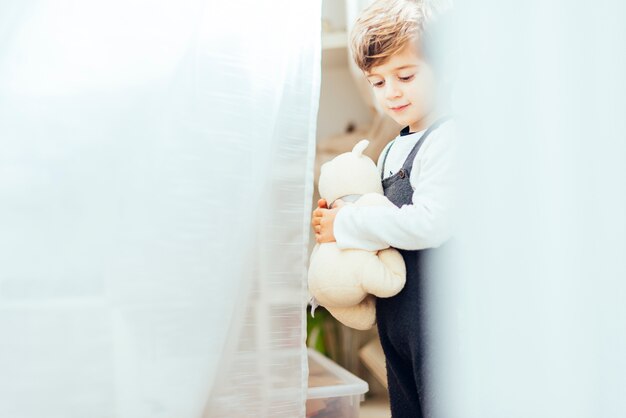 Niño jugando en casa