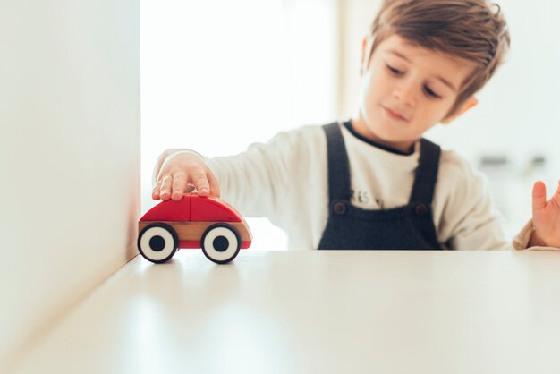 Niño jugando en casa