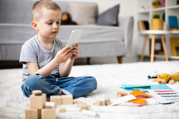 Foto gratuita niño jugando en casa